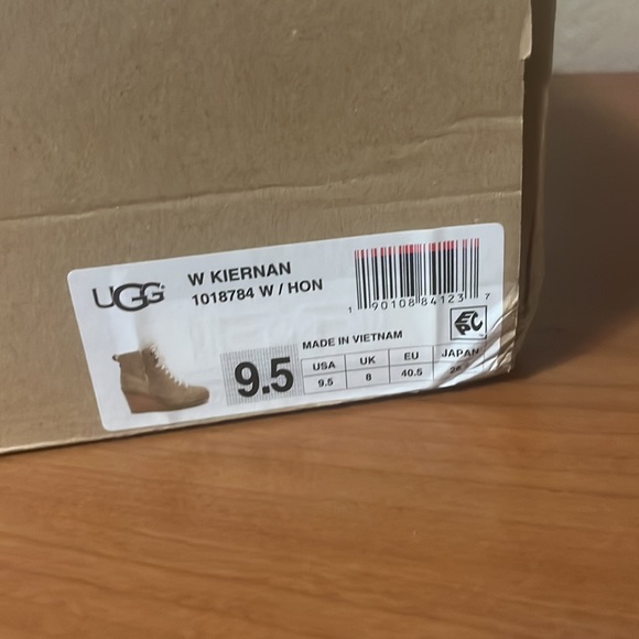 Ugg size 9.5 boots - Picture 2 of 3